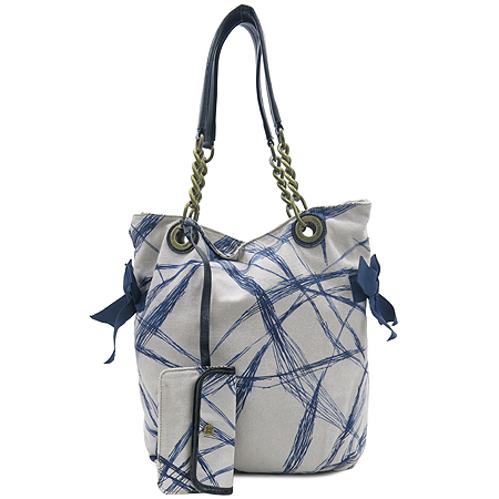 �����  �����