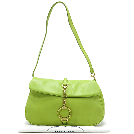 �����  �����