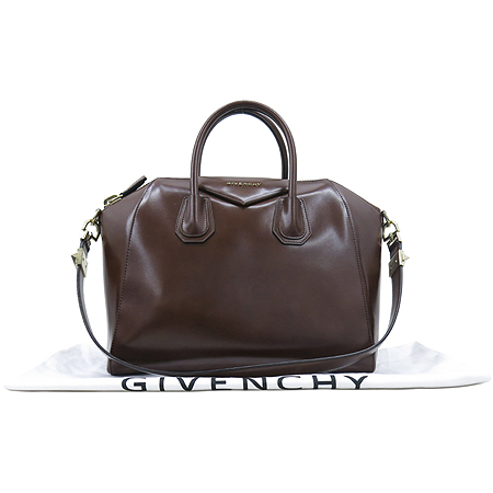 �����  �����