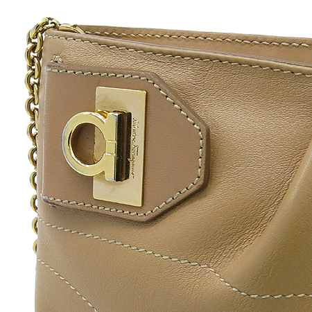 Ferragamo(��󰡸�) 22 B588 ���� ��ġ�� ���� CALF Ŭ��ġ�� ü�� ũ�ν��� �̹���4 - ���̺��� �߰���ǰ