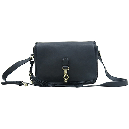 ����  �����