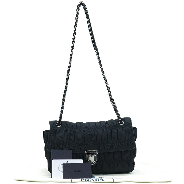 �����  �����