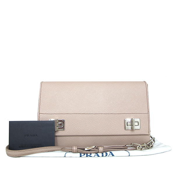 �����  �����