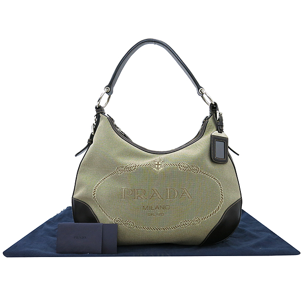 �����  �����