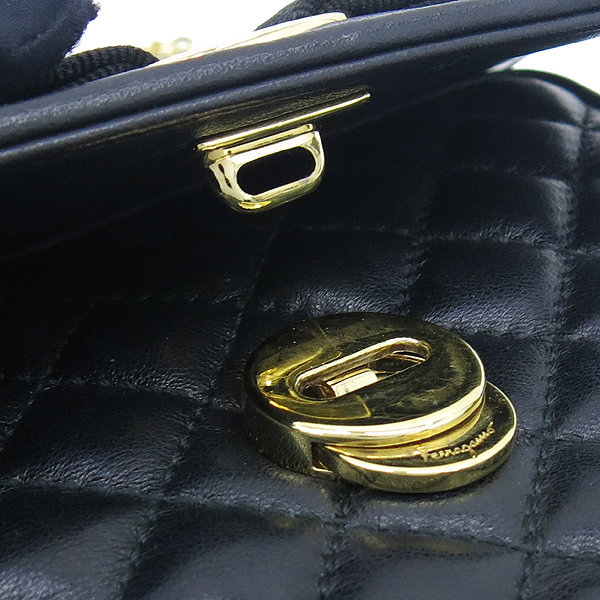 Ferragamo(��󰡸�) 21 E138 �������� ����ΰ� �ٶ� ������� �̴� ü�� ũ�ν��� �̹���5 - ���̺��� �߰���ǰ