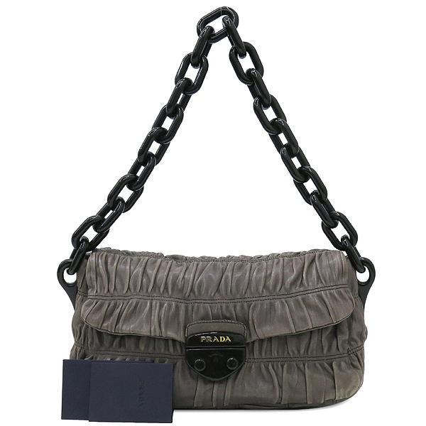 �����  �����