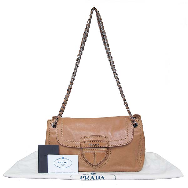 �����  �����