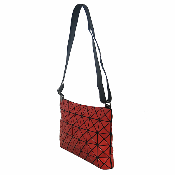 ISSEY MIYAKE(�̼��̹̾���) BAOBAO �ٿ��ٿ� ���� ������ ũ�ν��� [���빮��] �̹���2 - ���̺��� �߰���ǰ