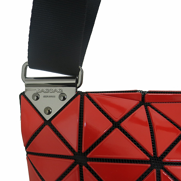 ISSEY MIYAKE(�̼��̹̾���) BAOBAO �ٿ��ٿ� ���� ������ ũ�ν��� [���빮��] �̹���3 - ���̺��� �߰���ǰ