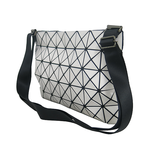 ISSEY MIYAKE(�̼��̹̾���) BAOBAO �ٿ��ٿ� ȭ��Ʈ ������ ũ�ν��� [���빮��] �̹���2 - ���̺��� �߰���ǰ