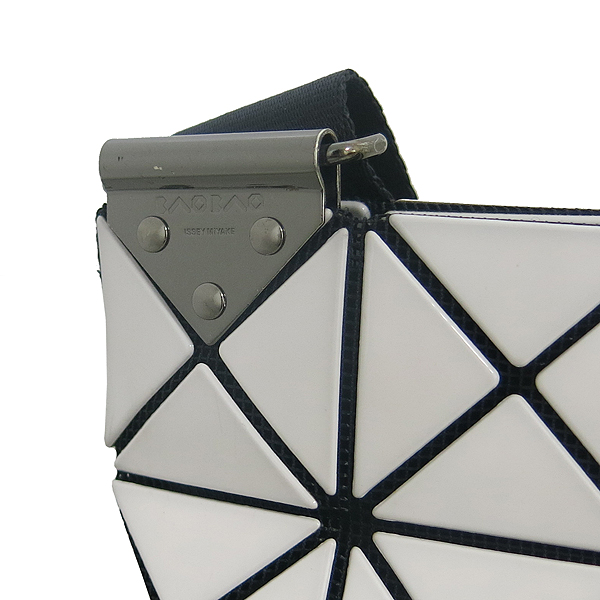 ISSEY MIYAKE(�̼��̹̾���) BAOBAO �ٿ��ٿ� ȭ��Ʈ ������ ũ�ν��� [���빮��] �̹���3 - ���̺��� �߰���ǰ