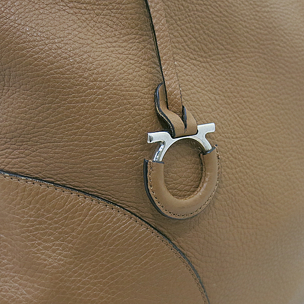 Ferragamo(��󰡸�) 21 D037 ī�᷹�� ��ġ�� �ΰ� ��� ��Ʈ�� [�λ꼾�Һ���] �̹���4 - ���̺��� �߰���ǰ