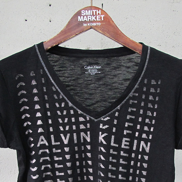 Calvin Klein(Ķ��Ŭ����) ���� �ΰ� ���� V�� �ݼҸ� Ƽ [���빮��] �̹���2 - ���̺��� �߰���ǰ