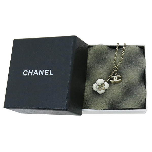 ����  �����