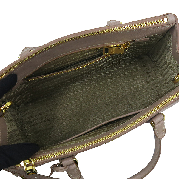 Prada(�����) BN1801 SAFFIANO LUX ���ǾƳ� ���� �ε���ũ �ﰢ ����ΰ� ��Ʈ�� + �����Ʈ�� 2WAY �̹���5 - ���̺��� �߰���ǰ