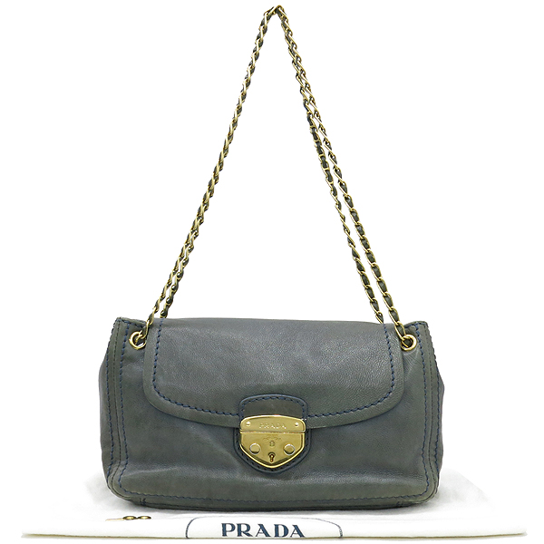 �����  �����