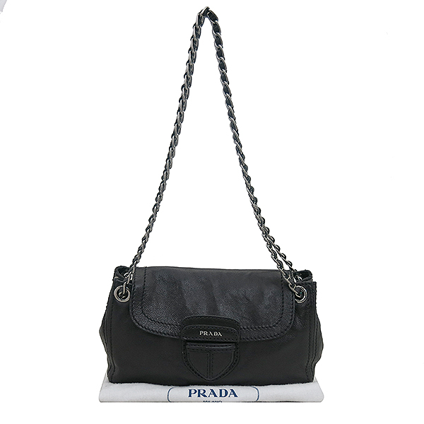 �����  �����