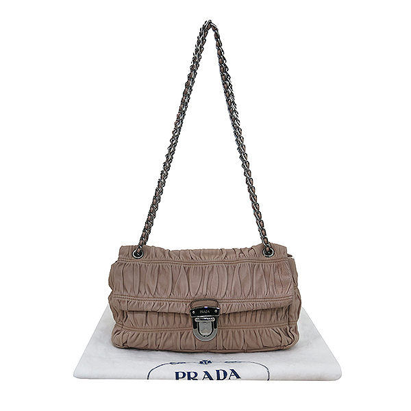 �����  �����