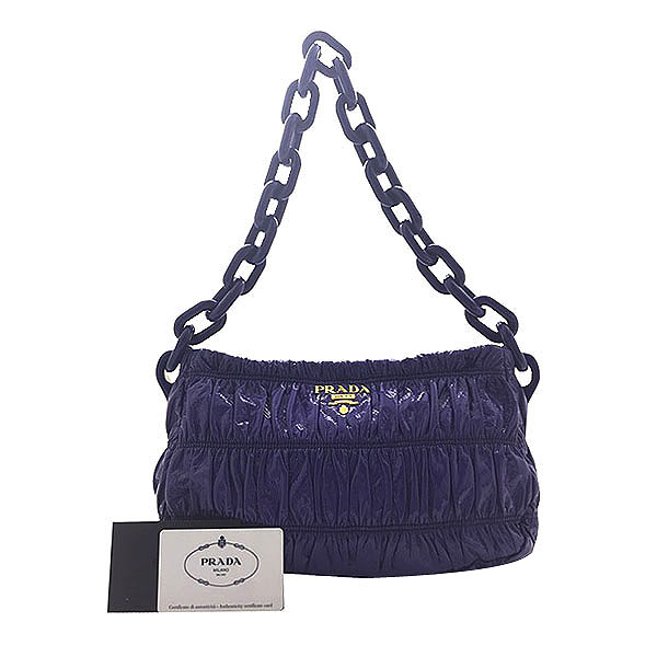 �����  �����