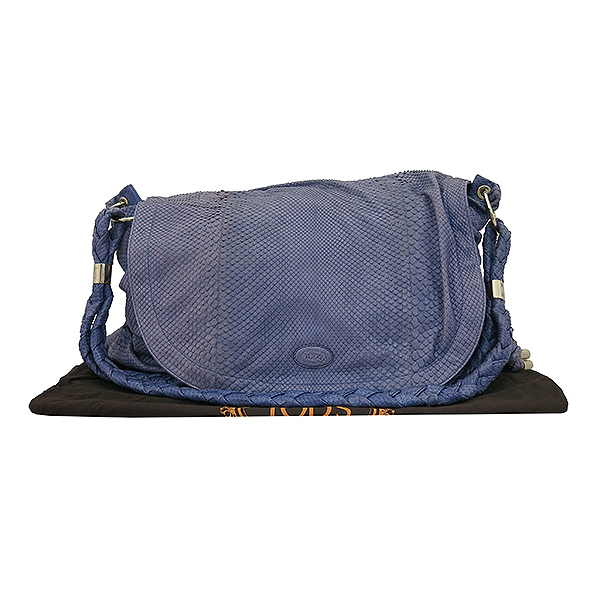 ����  �����