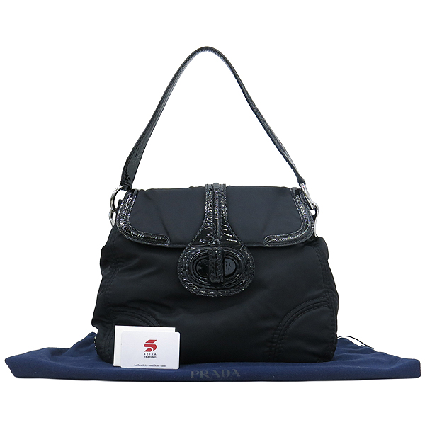 �����  �����