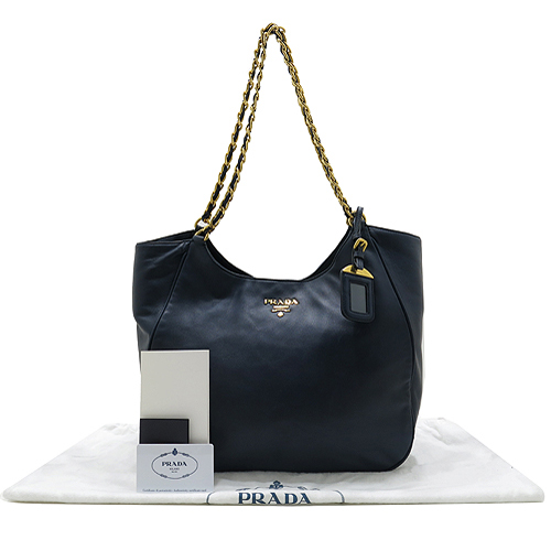 �����  �����