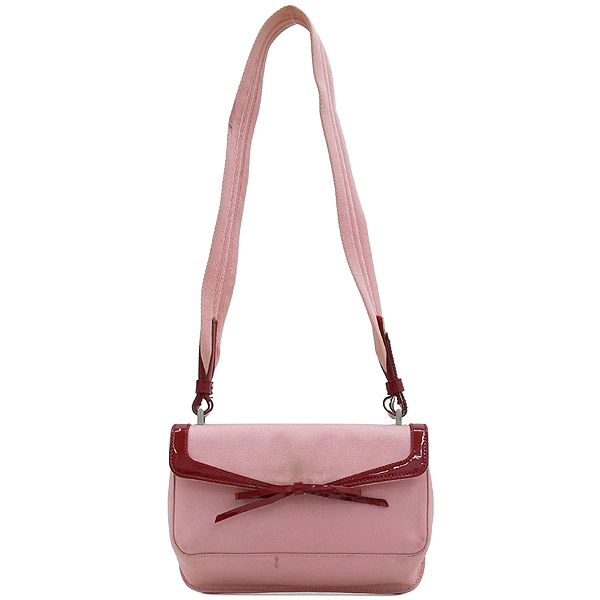 �����  �����