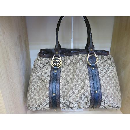 ����  �����