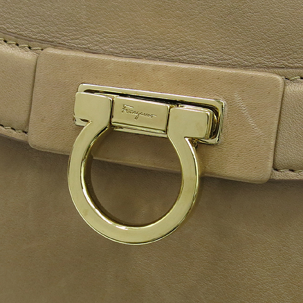 Ferragamo(��󰡸�) 21 G395 ���� ��ġ�� �ΰ� ��� ������ ���� ���ܳ� ��Ʈ�� + ��Ʈ�� [��������] �̹���4 - ���̺��� �߰���ǰ