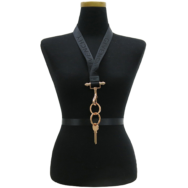 �����  �����