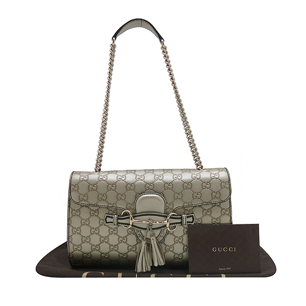 ����  �����