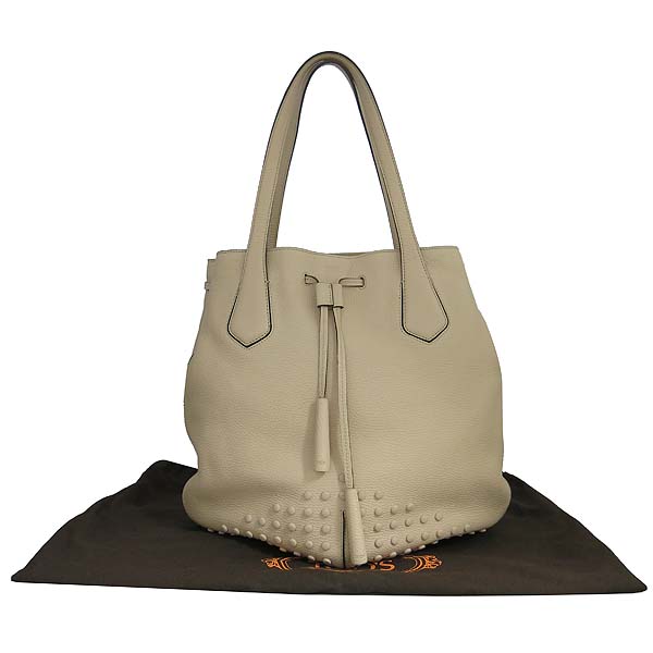 ����  �����