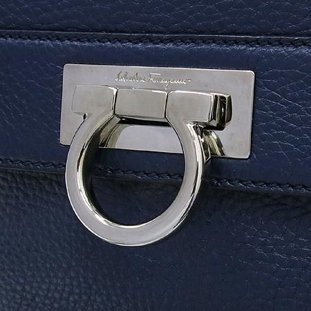 Ferragamo(��󰡸�) 21 A871 ���̺� ���� ���� ��ġ�� ���ΰ� ���Ǿ� ��Ʈ�� + �����Ʈ�� [����2] �̹���3 - ���̺��� �߰���ǰ