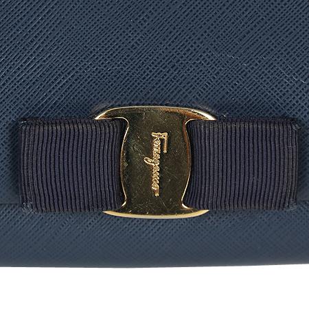 Ferragamo(��󰡸�) 22-B558 ���� �ٶ���� ���̺� ���ǾƳ� ���� ü�� ũ�ν���[���ֻ���] �̹���4 - ���̺��� �߰���ǰ