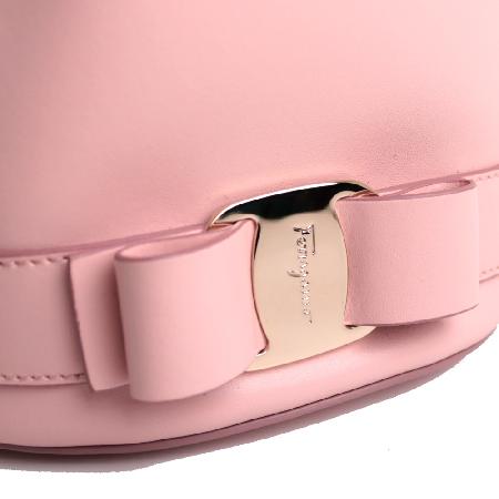 Ferragamo(��󰡸�) 21-H491 �ٶ� ���� ��Ŷ�� ũ�ν��� [����ż�����]W �̹���4 - ���̺��� �߰���ǰ