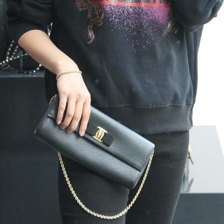 Ferragamo(��󰡸�) 22 C354 ���� ���ǾƳ� �ٶ� Ŭ��ġ ü�� ����� �̹���5 - ���̺��� �߰���ǰ