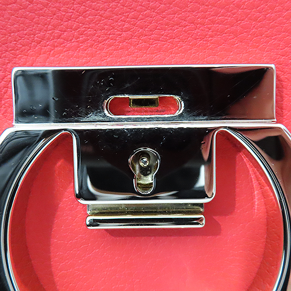 Ferragamo(��󰡸�) 21 H004 ���� �÷� ��ġ�� �̷��� �÷� ��� ũ�ν��� [�λ꼭��Ե���] �̹���5 - ���̺��� �߰���ǰ