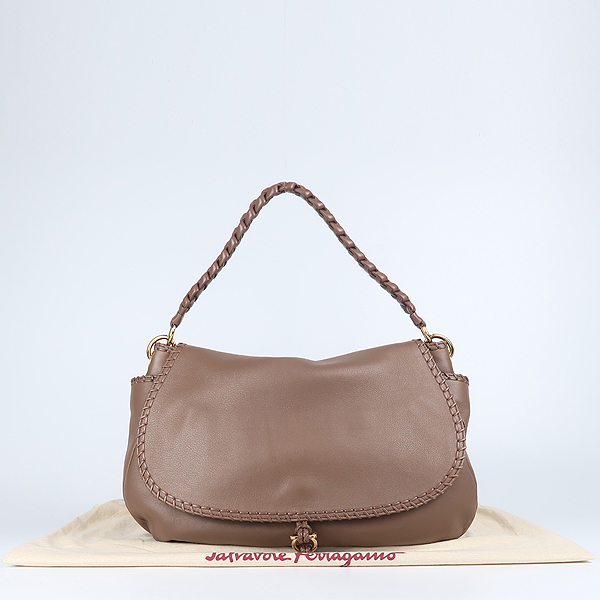 ��󰡸� ��ġ�� �÷���