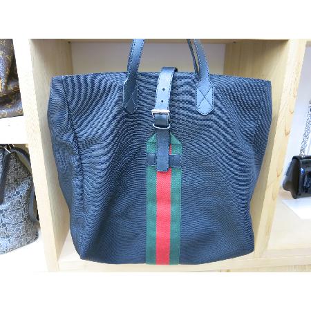 ����  �����