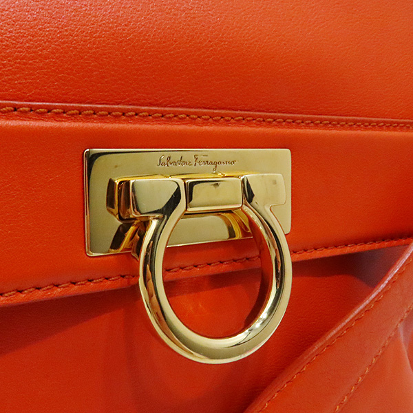 Ferragamo(��󰡸�) 21 A871 ������ ���� ���� ��ġ�� ���ΰ� ���Ǿ� ���� ��Ʈ�� + ��� ��Ʈ�� [��õ��] �̹���3 - ���̺��� �߰���ǰ