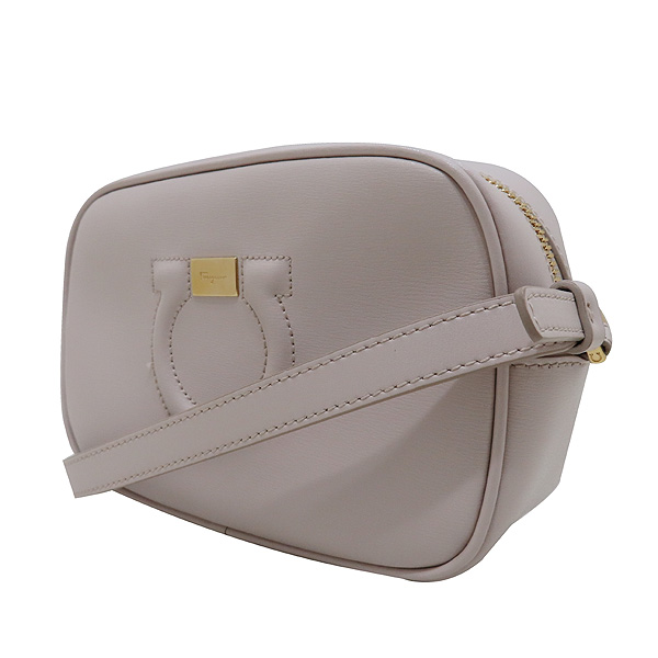 Ferragamo(��󰡸�) 21H006 ���̺��� �÷� ���� ��ġ�� ī�޶�� ����� �� ũ�ν��� [��õ��] �̹���2 - ���̺��� �߰���ǰ