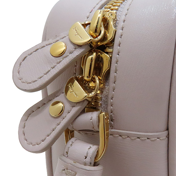 Ferragamo(��󰡸�) 21H006 ���̺��� �÷� ���� ��ġ�� ī�޶�� ����� �� ũ�ν��� [��õ��] �̹���4 - ���̺��� �߰���ǰ