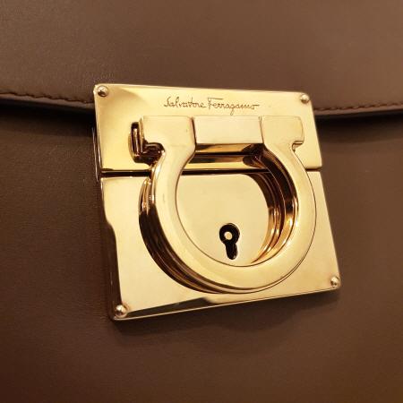 Ferragamo(��󰡸�) 21 F818 ��ī���� ���� ���� MARA �̵� ���� ��ġ�� �ΰ� ��Ŭ �÷� ��Ʈ�� [����2] �̹���3 - ���̺��� �߰���ǰ