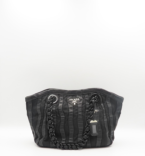 �����  �����