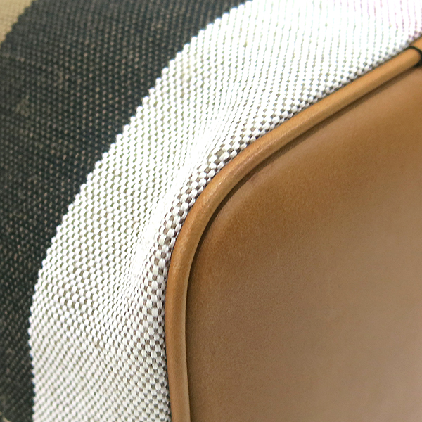 Burberry(������) 3982933 �ֽ��� üũ ĵ���� �к긯 ī�᷹�� ȥ�� �½� �̴� ũ�ν��� + �����Ŀ�ġ [�λ꼾�Һ���] �̹���6 - ���̺��� �߰���ǰ