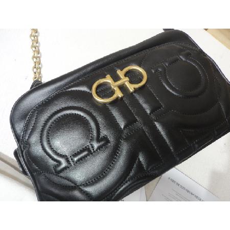 ��󰡸� Ferragamo(��󰡸�) 21 H086 ���� ���� ���� ��ġ�� �ΰ� ��� ü�� �簢 ũ�ν��� [û�ֱ�õ������]