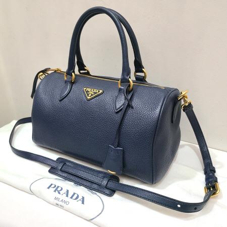 Prada(ÇÁ¶ó´Ù) 1BB797 ³×À̺ñ ·¹´õ VIT.DAINO »ï°¢·Î°í ½º¸ô º¸½ºÅæ Å䯮¹é + Å©·Î½º ½ºÆ®·¦ Prada(ÇÁ¶ó´Ù) 1BB797 ³×À̺ñ ·¹´õ VIT.DAINO »ï°¢·Î°í ½º¸ô º¸½ºÅæ Å䯮¹é + Å©·Î½º ½ºÆ®·¦