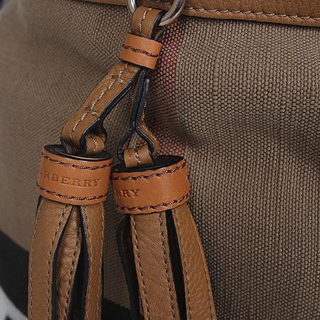 Burberry(������) 39829371 �ֽ��� ĵ���� ī�� ���� �����Ŀ�ġ 2WAY[���ַԵ���] �̹���4 - ���̺��� �߰���ǰ