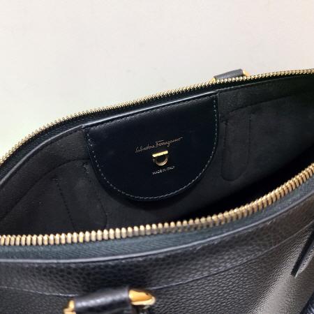 Ferragamo(��󰡸�) 21 I378 ���� ���� ���� �ΰ� Ʈ���� ž�ڵ� �̵� ��Ʈ�� + ��Ʈ�� [����w] �̹���5 - ���̺��� �߰���ǰ