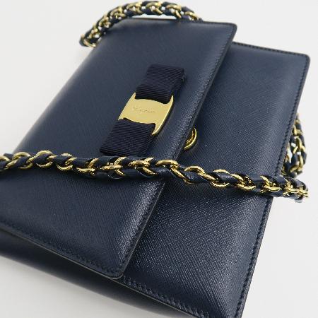 Ferragamo(󰡸) 21 G601 ̺ ǾƳ    ٶ ΰ ü ũν [ûֱõ] ̹4 - ̺ ߰ǰ